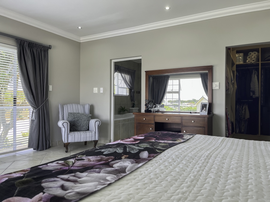 5 Bedroom Property for Sale in Hartenbos Central Western Cape